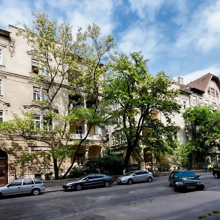 Heroes Square & Park Thermals Apartment *